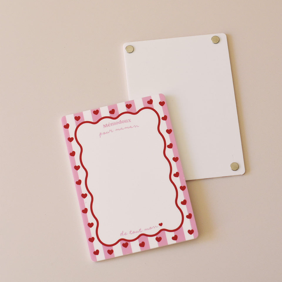 Ardoise magnétique en plexiglass blanc
Modèle rayé rose, bordure vague rouge, coeurs rouges
Inscription en haut « Mémodoux pour maman »
Inscription en bas «  de tout mon » puis motif coeur
Verso de l’ardoise plexiglass blanc avec aimants ronds dans les quatrescoins